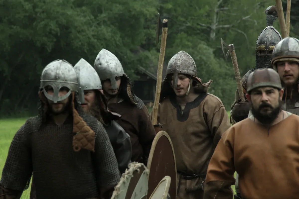Guerreros escandinavos con vestimenta medieval recreada por Guerres Historiques