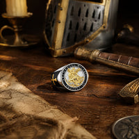 Bague Majesté de Saint Michel en argent 925 sterling dans un décor templier avec casque, épée et parchemin ancien