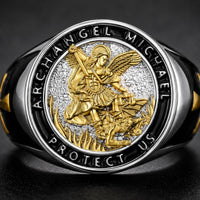Gros plan de la Bague Majesté de Saint Michel en argent 925 sterling avec archange doré terrassant le démon