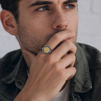 Bague Majesté de Saint Michel en argent 925 sterling portée par un homme avec médaillon archange doré