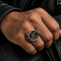 Bague de l’Archange Michel en acier inoxydable portée à la main avec croix dorée