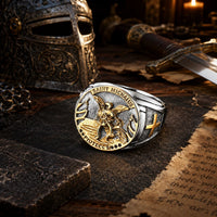 Bague de l’Archange Protecteur en acier inoxydable dans un décor templier avec casque, épée et parchemin