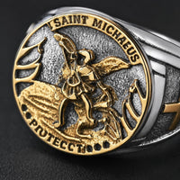 Gros plan de la Bague de l’Archange Protecteur en acier inoxydable avec relief Saint Michel doré