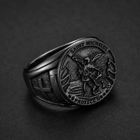 Bague de l’Archange Protecteur en acier inoxydable finition noire et argentée avec motif Saint Michel