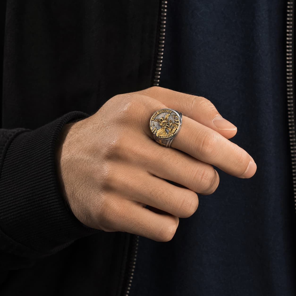 Bague de l’Archange Protecteur en acier inoxydable portée par un homme avec médaillon Saint Michel doré