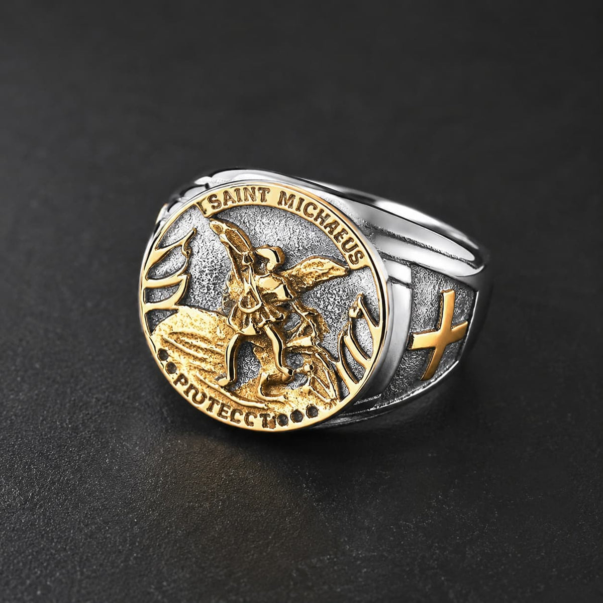 Bague de l’Archange Protecteur en acier inoxydable avec Saint Michel doré et croix latérale