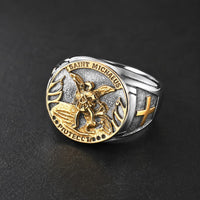 Bague de l’Archange Protecteur en acier inoxydable avec Saint Michel doré et croix latérale