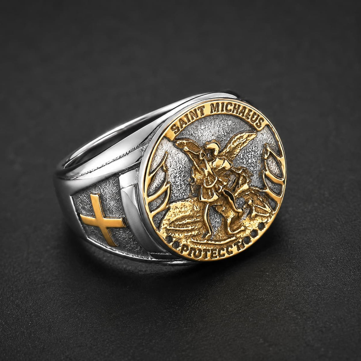 Bague de l’Archange Protecteur en acier inoxydable vue de biais avec médaillon Saint Michel doré