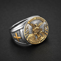 Bague de l’Archange Protecteur en acier inoxydable vue de biais avec médaillon Saint Michel doré