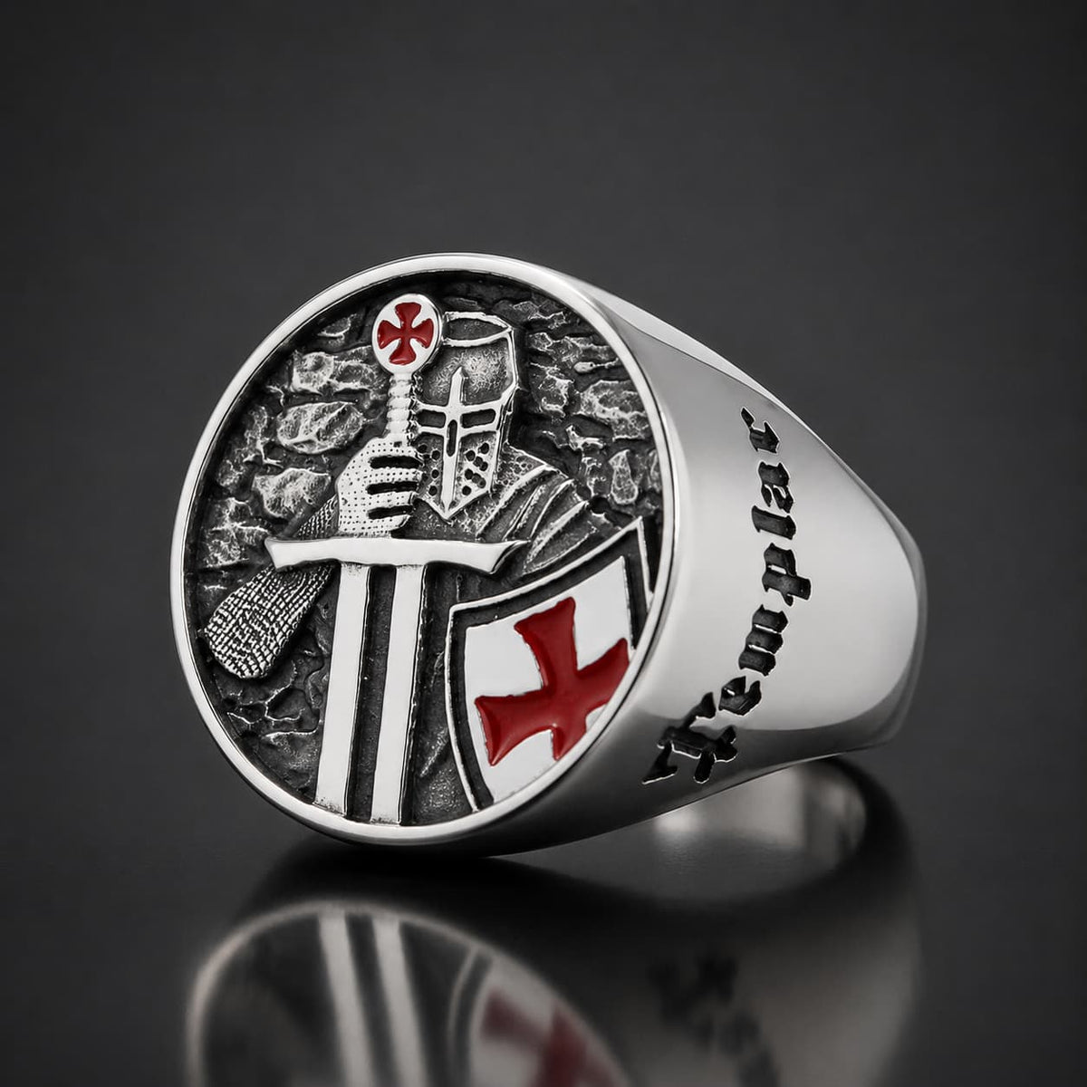 Bague de l’Armement en acier inoxydable avec chevalier templier, épée et bouclier à croix rouge sur fond anthracite