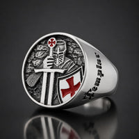 Bague de l’Armement en acier inoxydable avec chevalier templier, épée et bouclier à croix rouge sur fond anthracite
