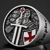 Gros plan de la Bague de l’Armement en acier inoxydable avec chevalier templier, épée et croix rouge