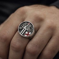 Bague de l’Armement en acier inoxydable portée à la main par un homme avec motif chevalier templier