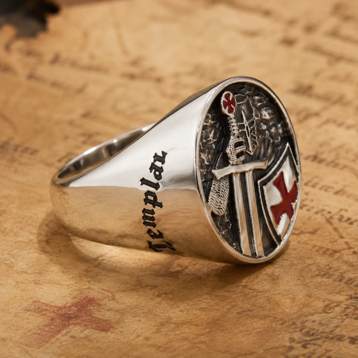 Bague de l’Armement en acier inoxydable vue de côté avec chevalier templier et inscription sur fond parchemin