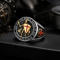 Bague Armure du Templier en acier inoxydable posée sur cuir noir avec chevalier et croix rouge