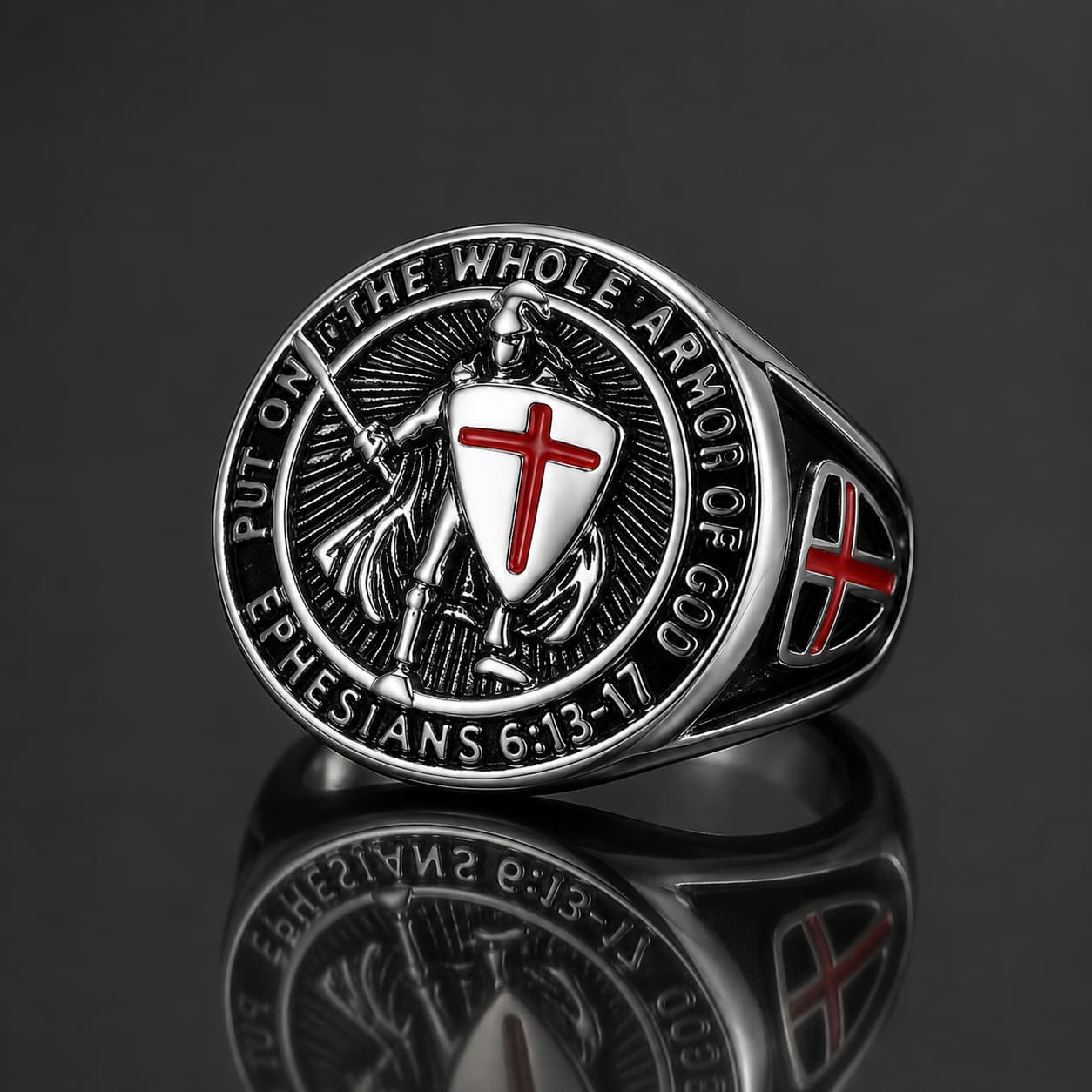 Bague Armure du Templier en acier inoxydable argenté avec chevalier croisé sur fond anthracite