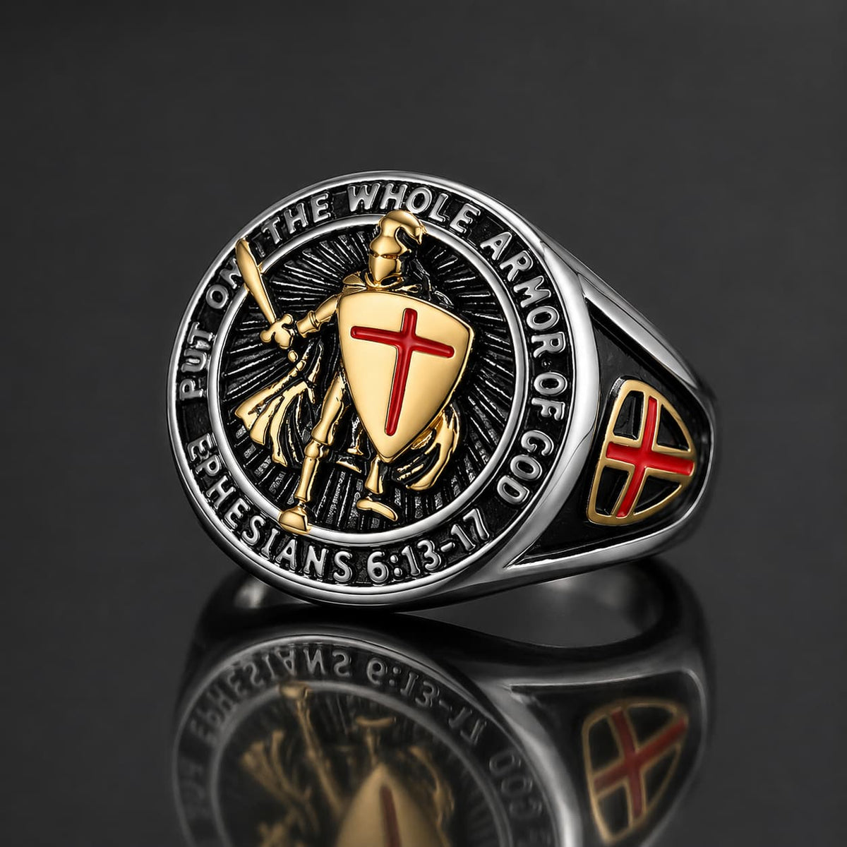 Bague Armure du Templier en acier inoxydable argenté et doré avec chevalier croisé sur fond anthracite
