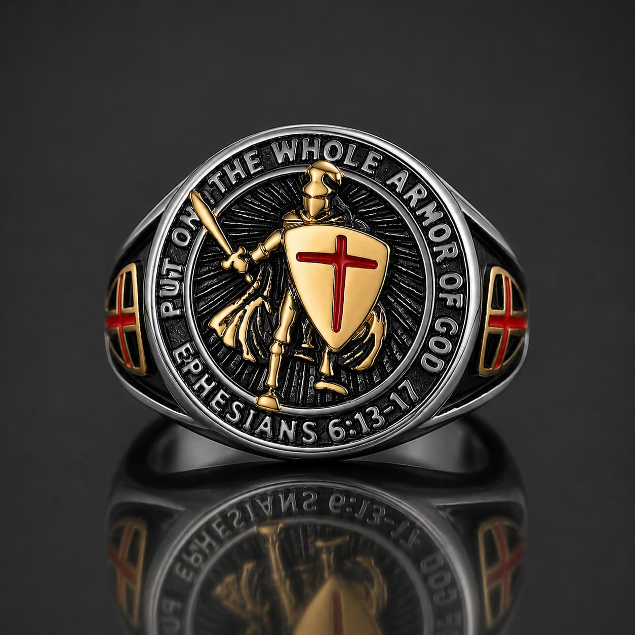 Bague Armure du Templier en acier inoxydable avec gros plan sur chevalier croisé et bouclier rouge