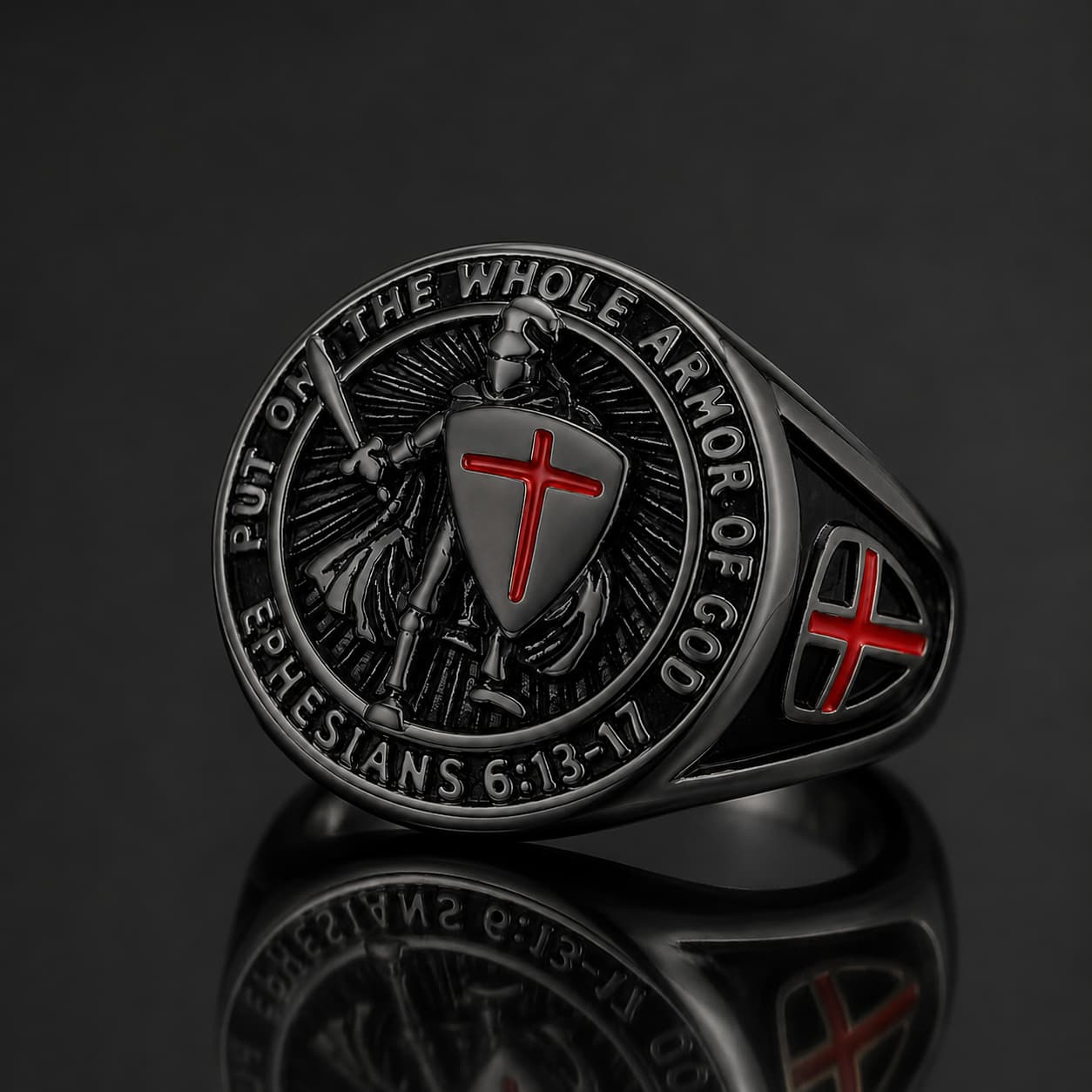 Bague Armure du Templier en acier inoxydable noire avec chevalier croisé et croix rouge sur fond anthracite