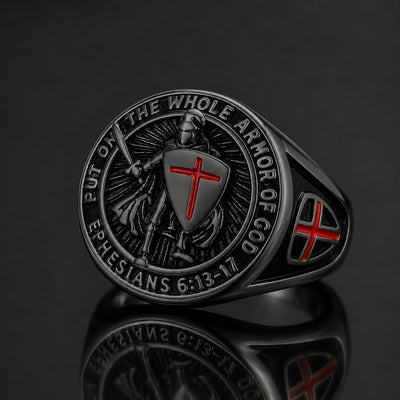 Bague Armure du Templier en acier inoxydable noire avec chevalier croisé et croix rouge sur fond anthracite