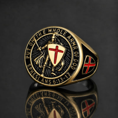Bague Armure du Templier en acier inoxydable doré avec chevalier croisé sur fond anthracite
