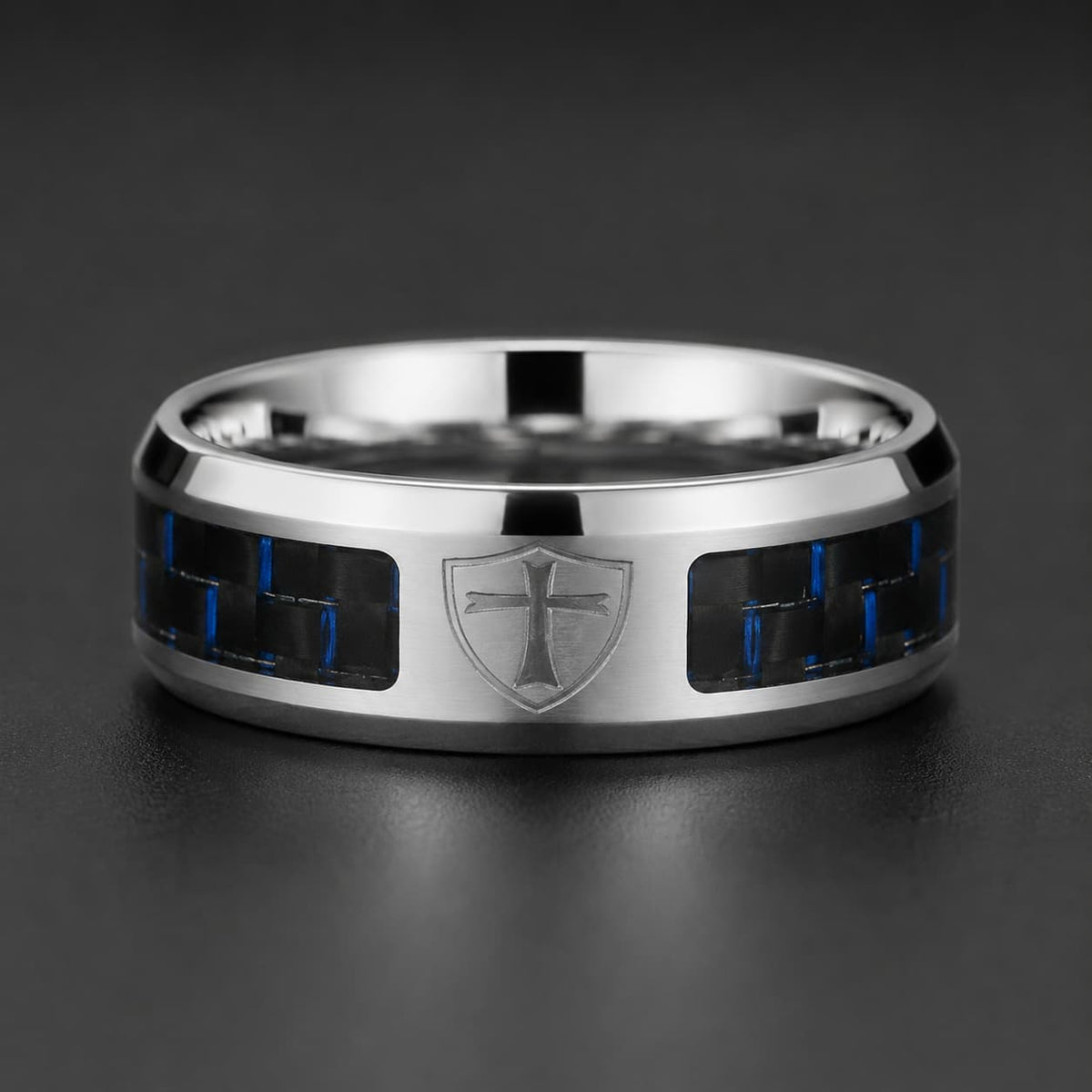 Bague de l’Ascension du Croisé en acier inoxydable avec croix templière gravée, détails noirs et reflets bleus