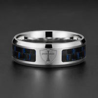 Bague de l’Ascension du Croisé en acier inoxydable avec croix templière gravée, détails noirs et reflets bleus
