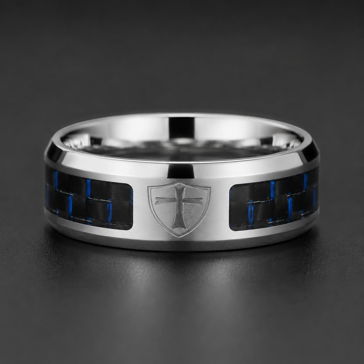 Bague de l’Ascension du Croisé en acier inoxydable avec croix templière gravée, détails noirs et reflets bleus