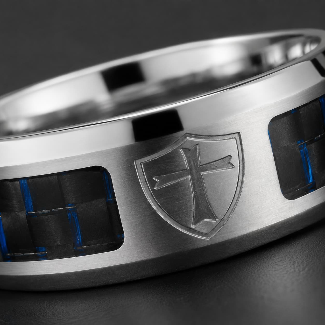 Gros plan de la Bague de l’Ascension du Croisé en acier inoxydable avec croix templière gravée et inserts noirs bleus
