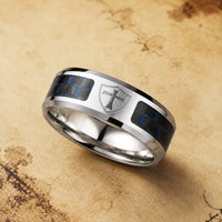 Bague de l’Ascension du Croisé en acier inoxydable posée sur parchemin ancien avec croix templière gravée
