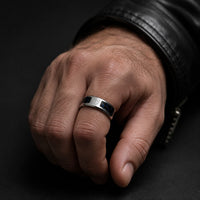 Bague de l’Ascension du Croisé en acier inoxydable portée à la main par un homme avec veste en cuir noire