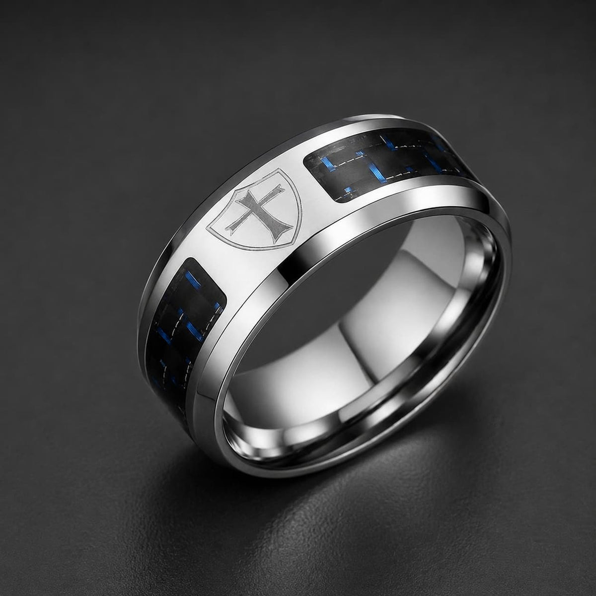 Bague de l’Ascension du Croisé en acier inoxydable vue de côté avec croix templière et motifs noirs bleus