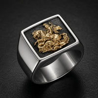 Gros plan de la Bague du Chevalier Saint Georges en acier de titane avec relief doré du chevalier et du dragon