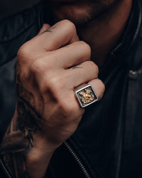 Bague du Chevalier Saint Georges en acier de titane portée par un homme avec veste en cuir noire