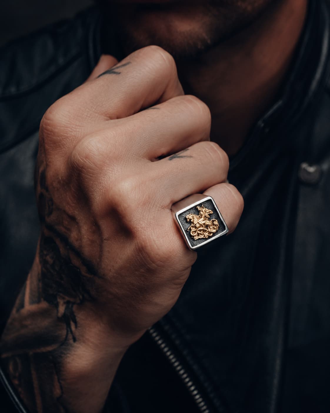 Bague du Chevalier Saint Georges en acier de titane portée par un homme avec veste en cuir noire