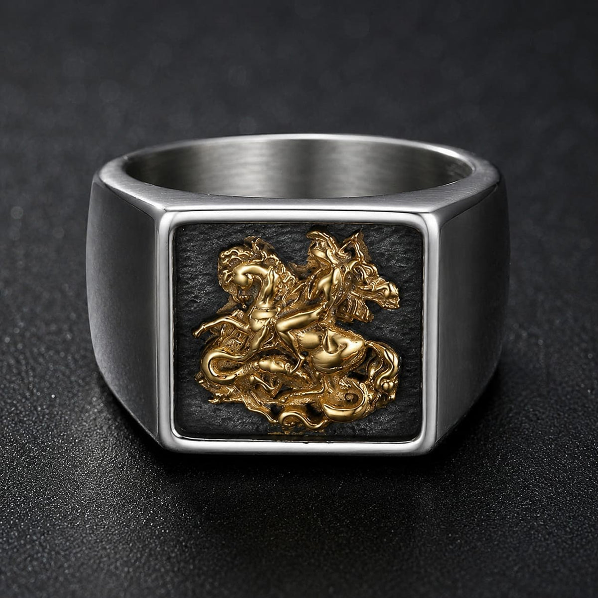 Bague du Chevalier Saint Georges en acier de titane avec relief doré de Saint Georges terrassant le dragon sur fond noir