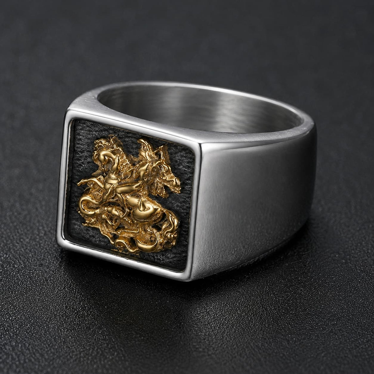 Bague du Chevalier Saint Georges en acier de titane vue de côté avec chevalier doré et dragon sur fond noir texturé