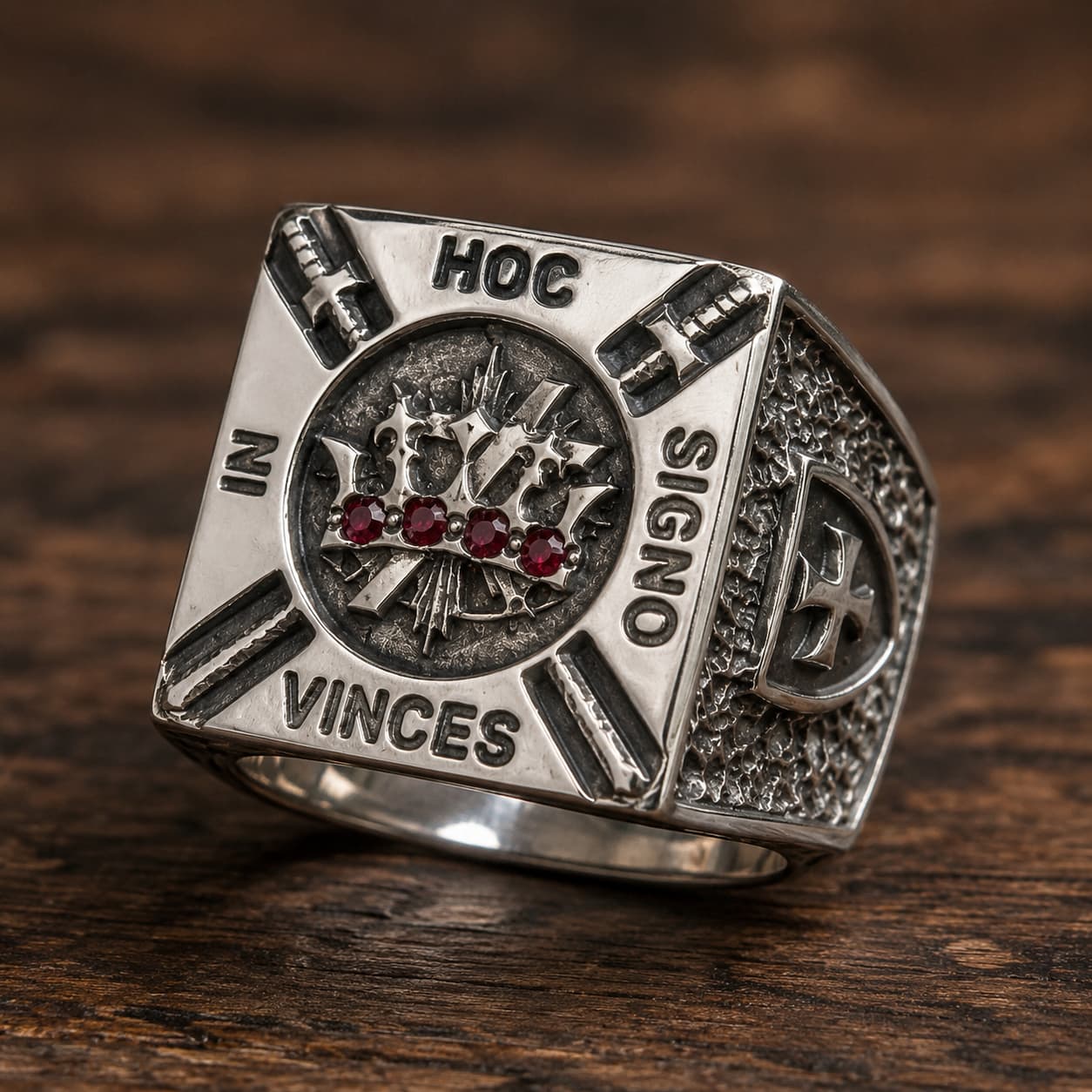 Bague de la Confrérie en acier inoxydable avec couronne, croix templière et pierres rouges