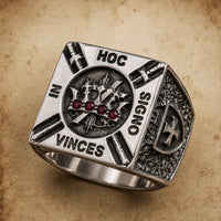 Bague de la Confrérie en acier inoxydable sur fond parchemin avec couronne et inscriptions gravées