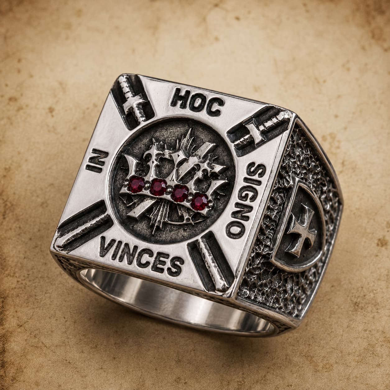 Bague de la Confrérie en acier inoxydable sur fond parchemin avec couronne et inscriptions gravées