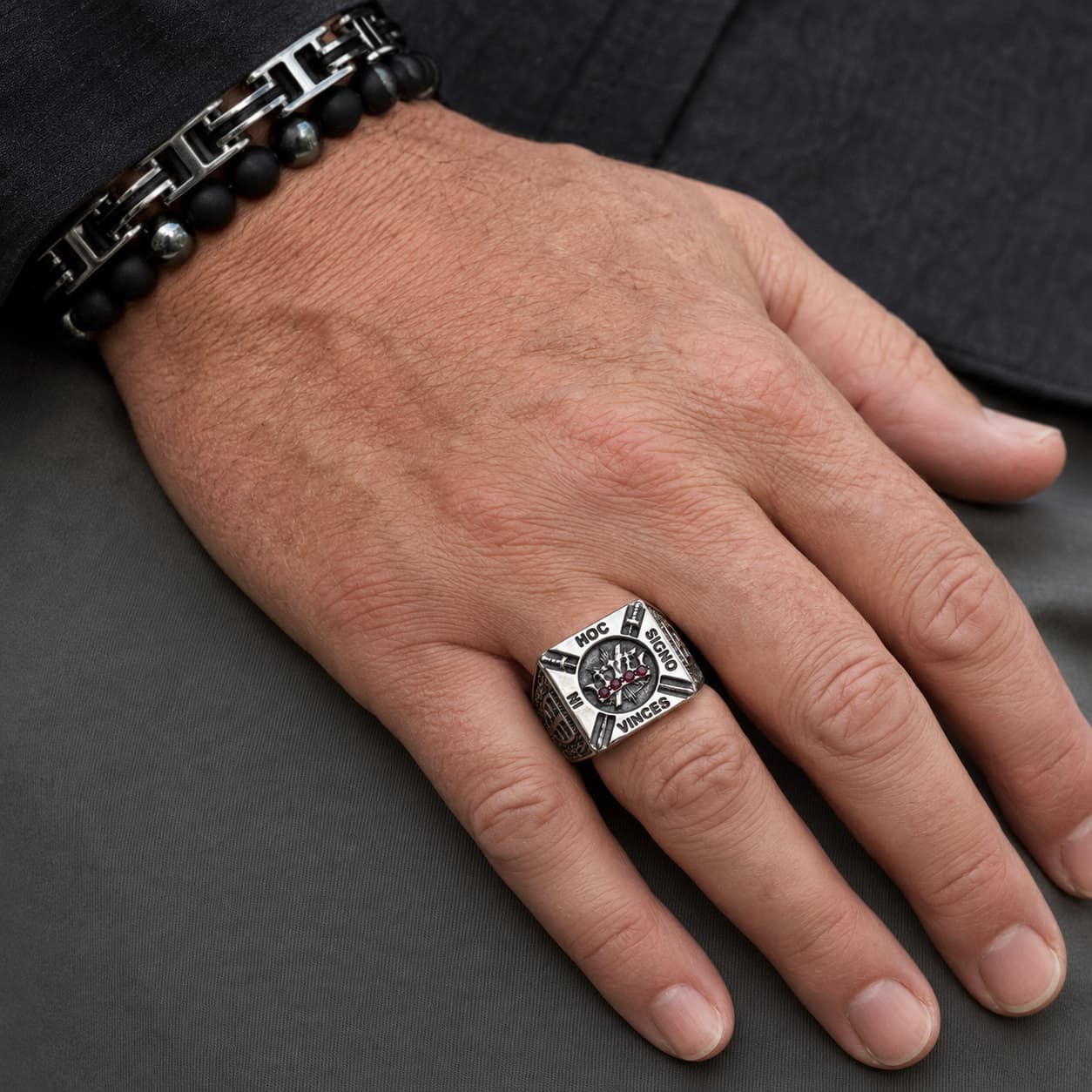 Bague de la Confrérie en acier inoxydable portée par un homme avec couronne et motifs templiers