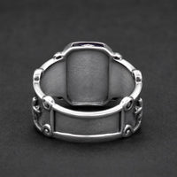 Vue arrière de la Bague Croisée de Lumière en acier inoxydable avec anneau argenté travaillé