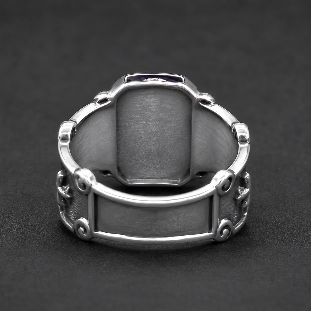 Vue arrière de la Bague Croisée de Lumière en acier inoxydable avec anneau argenté travaillé