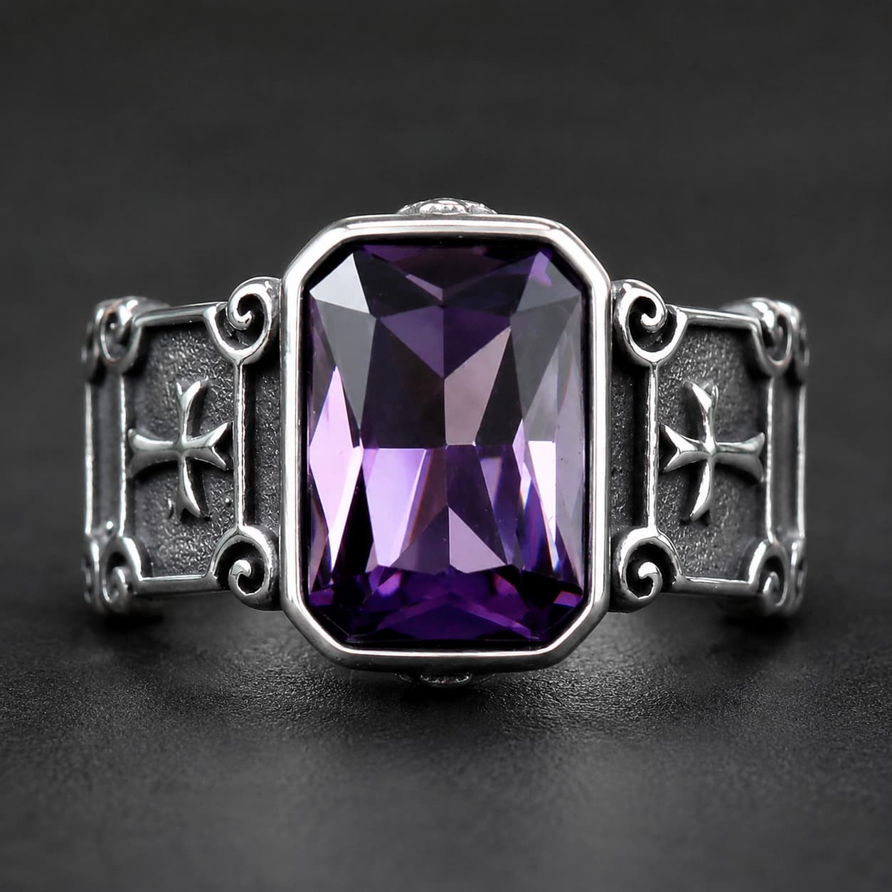 Bague Croisée de Lumière en acier inoxydable avec pierre violette facettée vue de face