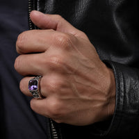 Bague Croisée de Lumière en acier inoxydable portée à la main avec pierre violette