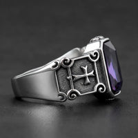 Bague Croisée de Lumière en acier inoxydable vue de côté avec pierre violette et croix argentée