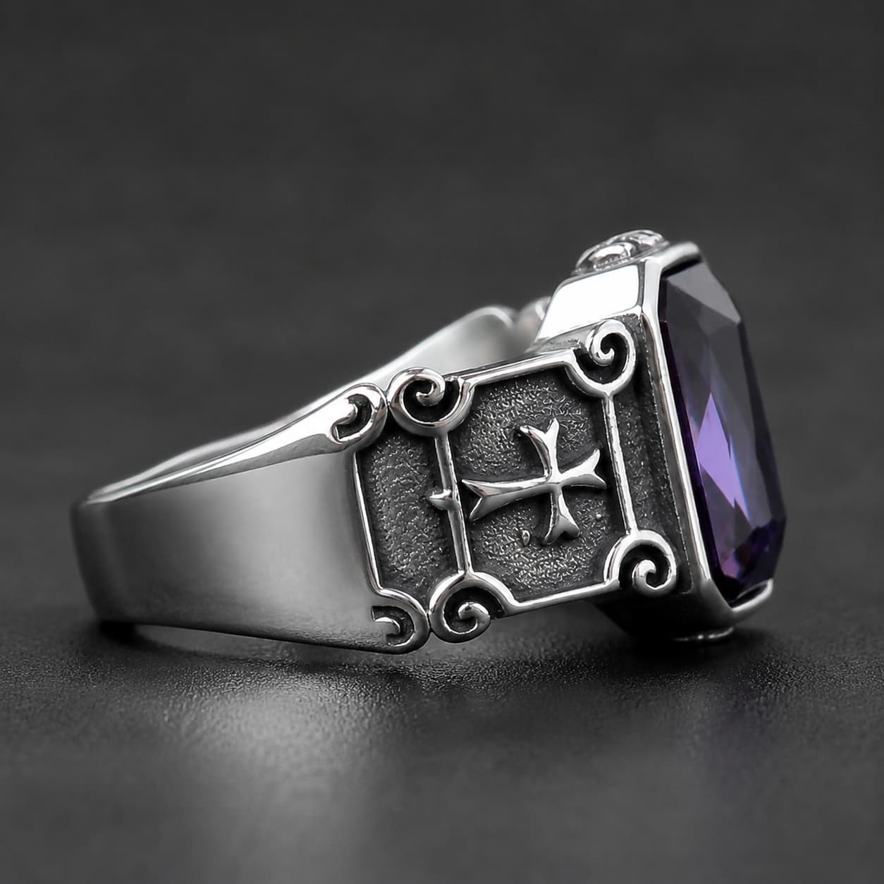 Bague Croisée de Lumière en acier inoxydable vue de côté avec pierre violette et croix argentée