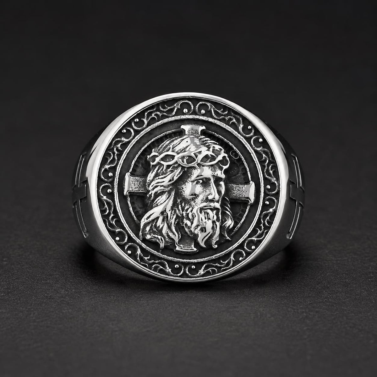 Bague Croix de Jésus en acier inoxydable avec visage du Christ et détails argentés