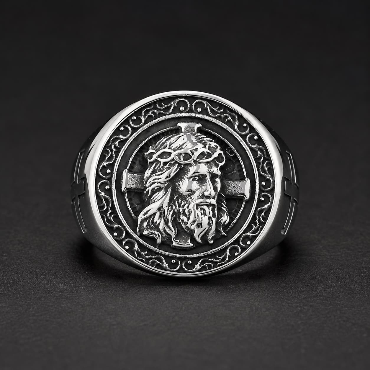 Bague Croix de Jésus en acier inoxydable avec visage du Christ et détails argentés