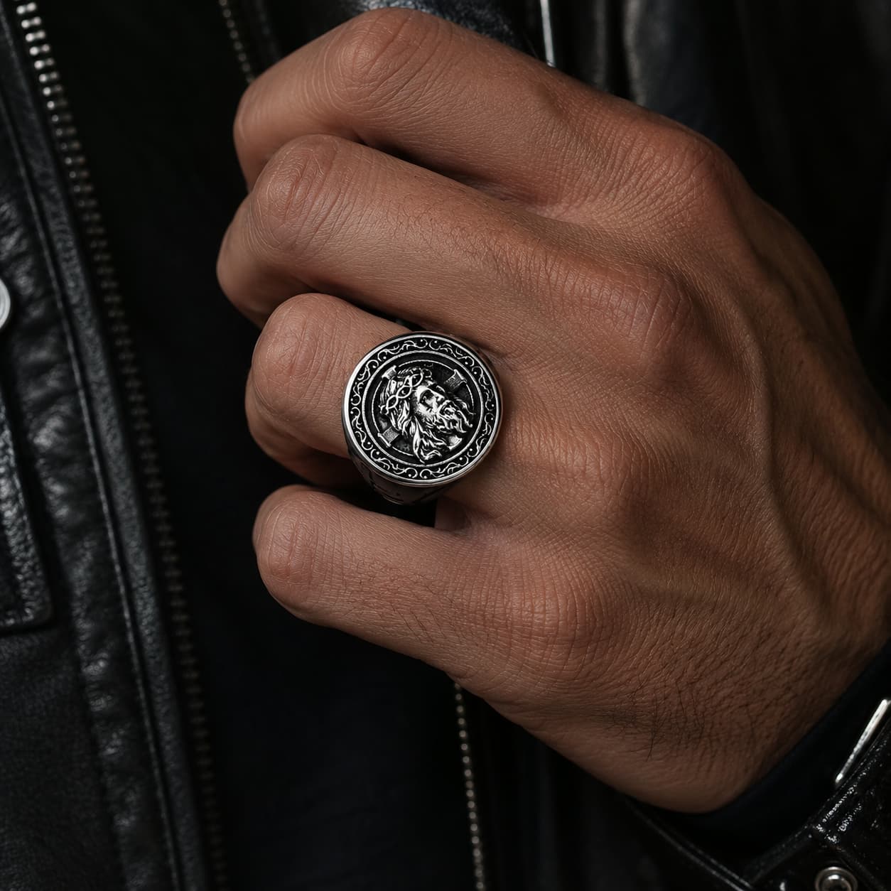 Bague Croix de Jésus en acier inoxydable portée à la main avec médaillon du Christ
